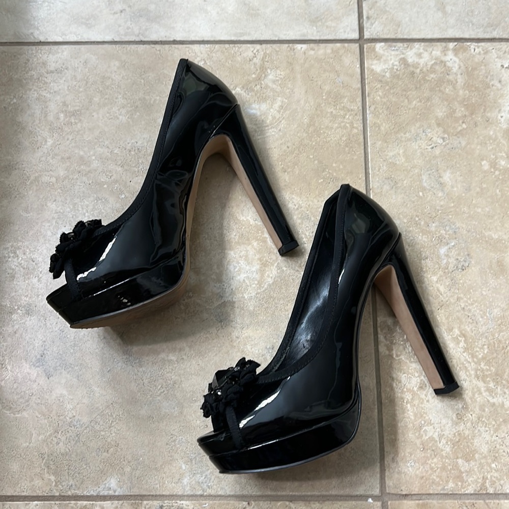 Damaged Vince CAMUTO “Genevive" Black Patent Leather Platform Pumps Size 7,5
